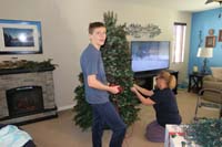 09-decorating_the_tree