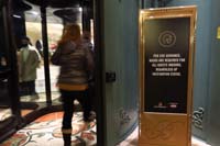 30-entering_the_Bellagio,mask_mandate_sign_for_all_guests_indoors