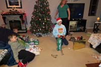 09-Kenny_opening_and_distributing_gifts